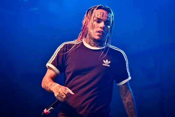 6ix9ine's Felony Assault on Officer Charge Reduced to Misdemeanor - XXL