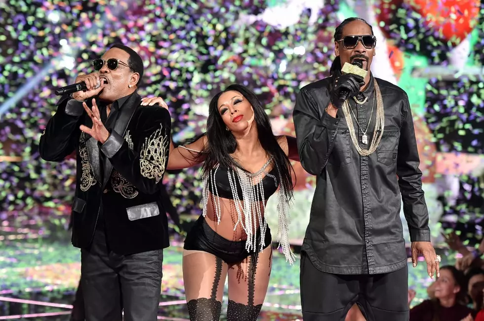 Snoop Dogg and Charlie Wilson Perform ‘Peaches N Cream’ at the iHeartRadio Music Awards